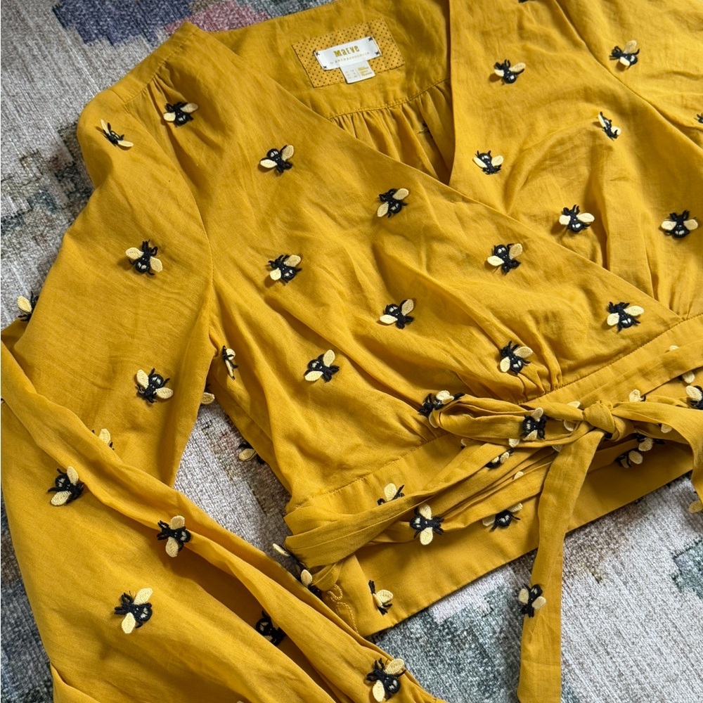 *RARE* Anthropologie honey yellow bee appliqué wrap top